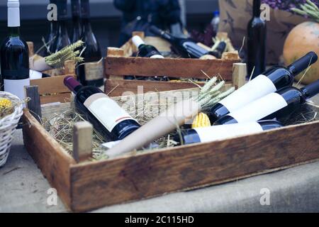 Bottiglie di vino in scatole di legno Foto Stock