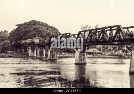 In bianco e nero il ponte sul Fiume Kwai Foto Stock