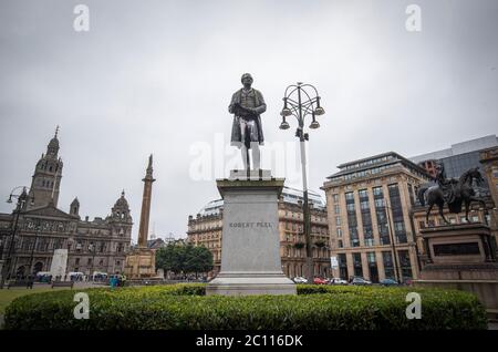 La statua di Sir Robert Peel, il primo ministro il cui padre aveva legami con il commercio degli schiavi, a George Square, Glasgow. Foto Stock