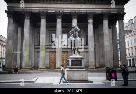 Un cono nero della materia di vite è stato messo sulla statua del duca di Wellington davanti A GOMA, l'ex residenza di Lord William Cunninghame di Lainshaw, durante una protesta della materia di Black Lives a Glasgow. Foto Stock