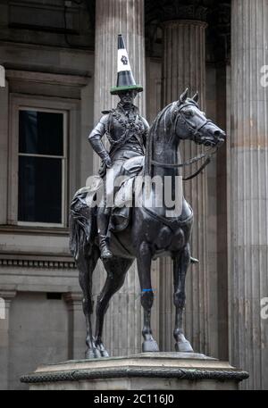 Un cono nero della materia di vite è stato messo sulla statua del duca di Wellington davanti A GOMA, l'ex residenza di Lord William Cunninghame di Lainshaw, durante una protesta della materia di Black Lives a Glasgow. Foto Stock