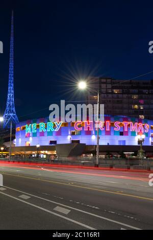 MELBOURNE, AUSTRALIA - 8 dicembre 2019: Luci di Natale allegre sull'Hamer Hall o nel Melbourne Arts Center. Foto Stock