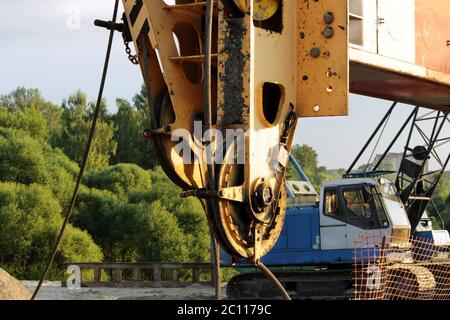 Puleggia di pesanti macchinari gru nella costruzione del nodo stradale di Mosca. Foto Stock