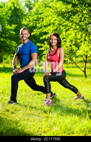 L uomo e la donna a fare esercizi di stretching Foto Stock