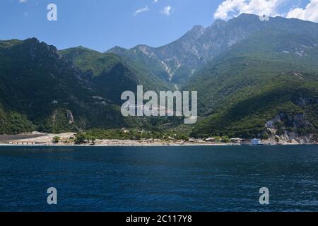 Vista dal mare al Monte Athos, Monte Sacro, Halkidiki, Grecia. Foto Stock