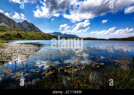 I laghi, gli altipiani e le foreste dell'Arsiyan, nel quartiere di Savsat di Artvin, offrono un'incredibile immagine naturale. Foto Stock