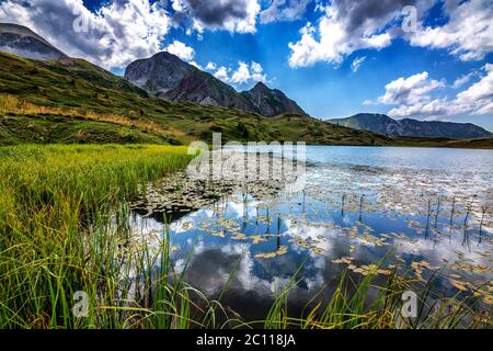 I laghi, gli altipiani e le foreste dell'Arsiyan, nel quartiere di Savsat di Artvin, offrono un'incredibile immagine naturale. Foto Stock