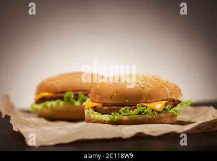 Hamburger di fresco su sfondo marrone Foto Stock