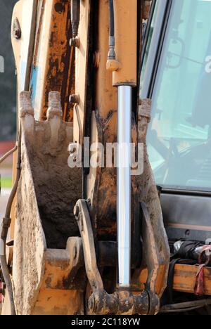 Pistoni idraulici sulla vecchia macchina per colata Foto stock - Alamy