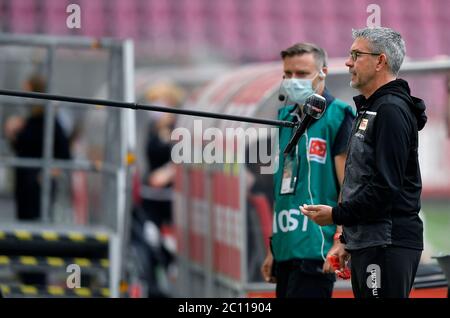 Colonia, Germania. 13 Giugno 2020. Calcio: Bundesliga, 1° FC Colonia - 1° FC Union Berlino, 31° incontro al RheinEnergieStadion. Il coach di Union Urs Fischer (r) fa un'intervista. Credit: Martin Meissner/AP/Pool/dpa/Alamy Live News Foto Stock