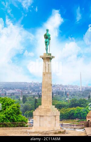 Splendida vista del monumento al vincitore vicino alla Fortezza di Belgrado a Belgrado, Serbia Foto Stock