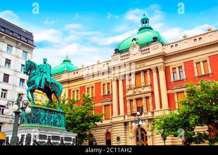 Monumento al Principe Mihailo sullo sfondo della costruzione del Museo Nazionale di Belgrado, Serbia. Foto Stock