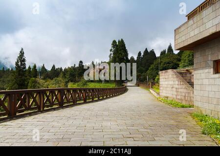 La strada vicino alla stazione ferroviaria di Alishan. - Area ricreativa nazionale della foresta di Alishan nella contea di Chiayi, Township di Alishan, Taiwan. Foto Stock