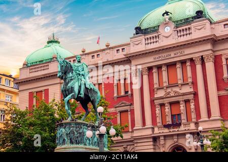 Monumento al Principe Mihailo sullo sfondo della costruzione del Museo Nazionale di Belgrado, Serbia. Foto Stock