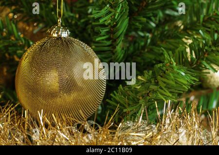 Dettaglio delle decorazioni dorate sull'albero di natale con catena in oro Foto Stock