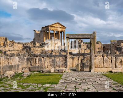 L'antico sito archeologico romano di Dougga (Thugga), Tunisia con il suo ben conservato Tempio di Giove, archi e colonne. Foto Stock