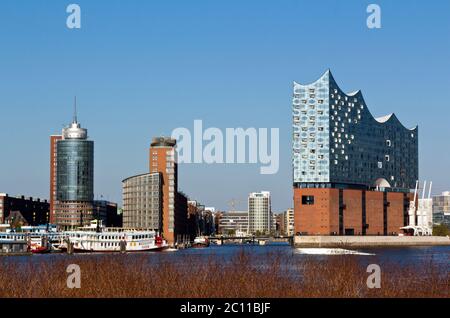 Vista sul fiume Elba verso Elbphilharmonie e l'Hanseatic Trade Center; Amburgo; Germania Foto Stock