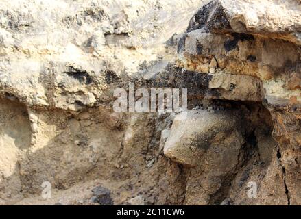 Strati nel terreno, raccontando la storia della costruzione della strada a Gatchina. Strato visibile macerie di pietra età 250 anni - t Foto Stock