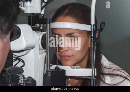 Bella giovane donna con occhio test al all'ottico optometrista Foto Stock