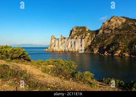 Vista della Baia Blu e il monte Karaul-Oba. Le montagne in Crimea al Mar Nero. Foto Stock