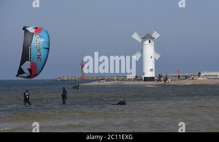 13 giugno 2020, Polonia, Swinemünde: I turisti visitano il molo di Swinoujscie (Swinemünde) sul lato polacco dell'isola di Usedom. Dopo quasi tre mesi, la Polonia ha riaperto i suoi confini con tutti i paesi confinanti con l'UE sabato sera. Foto: Stefan Sauer/dpa Foto Stock