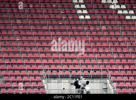 Colonia, Germania. 13 Giugno 2020. Calcio: Bundesliga, 1° FC Colonia - 1° FC Union Berlino, 31° incontro al RheinEnergieStadion. Un cameraman lavora con una maschera facciale. Credito: Martin Meissner/AP/Pool/dpa - NOTA IMPORTANTE: In conformità con le norme del DFL Deutsche Fußball Liga e del DFB Deutscher Fußball-Bund, è vietato sfruttare o sfruttare nello stadio e/o nel gioco le fotografie scattate sotto forma di sequenze di immagini e/o serie di foto di tipo video./dpa/Alamy Live News Foto Stock