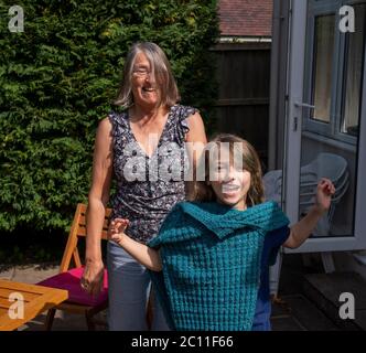 RITRASMETTERE AGGIUNGENDO I COGNOMI DI ETÀ NON DATI Emily 10 indossando il ponticello la sua nonna lavorato durante il blocco, come lei è riunita con i suoi nipoti ad Ashtead, Surrey, per la prima volta dopo l'introduzione di misure per portare l'Inghilterra fuori dal blocco, Poiché le persone che vivono da sole in Inghilterra possono formare bolle di sostegno con altre famiglie a partire da sabato, ponendo fine alle settimane di isolamento sotto blocco. Foto Stock