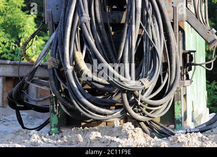 Grande gruppo di cavi nel cantiere per il raccordo stradale di Mosca. Foto Stock