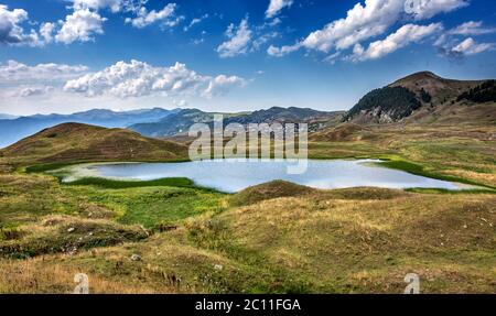 I laghi, gli altipiani e le foreste dell'Arsiyan, nel quartiere di Savsat di Artvin, offrono un'incredibile immagine naturale. Foto Stock