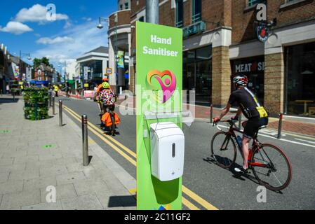 Watford, Regno Unito. 13 giugno 2020. Una stazione di igienizzazione a mano a lato della strada in Watford High Street. Per cercare di stimolare l'economia, il governo britannico sta facilitando le restrizioni alla pandemia di coronavirus per consentire la riapertura dei negozi non essenziali il 15 giugno, ma solo se conformi al Covid19. Gli acquirenti dovranno anche praticare la distanza sociale. Dopo una riduzione record del 20.4% del prodotto interno lordo (PIL) in aprile, il paese è sulla strada della peggiore recessione in oltre tre secoli. Credit: Stephen Chung / Alamy Live News Foto Stock