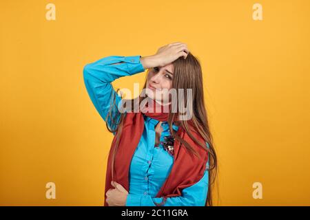 Dimenticando la mano di presa ai capelli, la testa dei tocchi ha dimenticato qualcosa di importante rimpianti Foto Stock