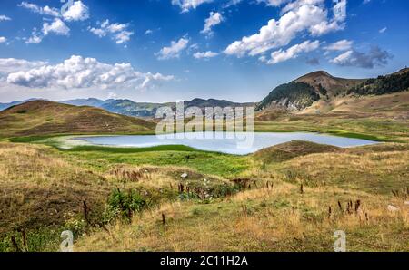 I laghi, gli altipiani e le foreste dell'Arsiyan, nel quartiere di Savsat di Artvin, offrono un'incredibile immagine naturale. Foto Stock