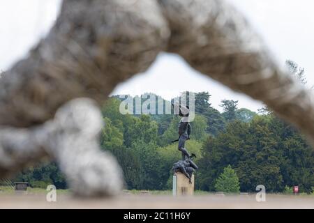 Immagini di una scultura di Perseus e Medusa ai Giardini di Trentham a Stoke-on-Trent Staffordshire, Regno Unito Foto Stock