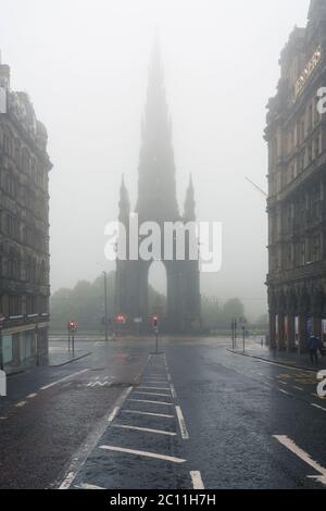 Edimburgo, Scozia, Regno Unito. 13 giugno 2020. Su un pelo bagnato Sabato pomeriggio le strade del centro di Edimburgo rimangono molto tranquille e negozi e le imprese rimangono chiuse. Il blocco dovrebbe essere rilassato il mese prossimo. Scott Monument su Princes Street isolato con nessuno sulle strade circostanti. Iain Masterton/Alamy Live News Foto Stock