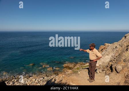 Park ranger che indica i punti di interesse storico su Catalina Isola CA Foto Stock
