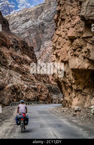 In bicicletta al Passo Khunjerab Foto Stock