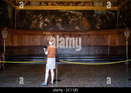 VENEZIA, ITALIA - 13 GIUGNO 2020: I turisti visitano il Museo del Palazzo Ducale il giorno della riapertura dopo più di 3 mesi di chiusura a causa della chiusura del Covid-19 il 13 giugno 2020 a Venezia. Foto Stock