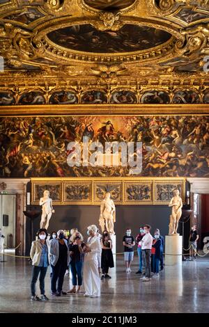 VENEZIA, ITALIA - 13 GIUGNO 2020: I turisti visitano il Museo del Palazzo Ducale il giorno della riapertura dopo più di 3 mesi di chiusura a causa della chiusura del Covid-19 il 13 giugno 2020 a Venezia. Foto Stock