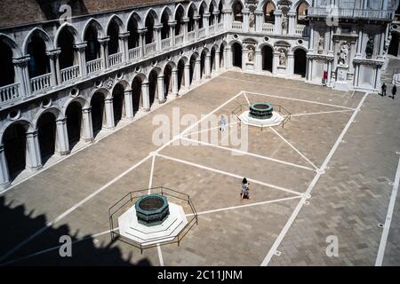 VENEZIA, ITALIA - 13 GIUGNO 2020: I turisti visitano il Museo del Palazzo Ducale il giorno della riapertura dopo più di 3 mesi di chiusura a causa della chiusura del Covid-19 il 13 giugno 2020 a Venezia. Foto Stock