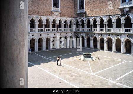 VENEZIA, ITALIA - 13 GIUGNO 2020: I turisti visitano il Museo del Palazzo Ducale il giorno della riapertura dopo più di 3 mesi di chiusura a causa della chiusura del Covid-19 il 13 giugno 2020 a Venezia. Foto Stock