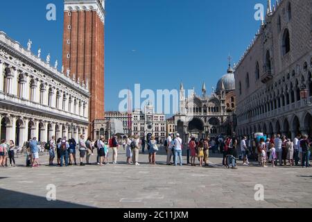 VENEZIA, ITALIA - 13 GIUGNO 2020: I turisti visitano il Museo del Palazzo Ducale il giorno della riapertura dopo più di 3 mesi di chiusura a causa della chiusura del Covid-19 il 13 giugno 2020 a Venezia. Foto Stock