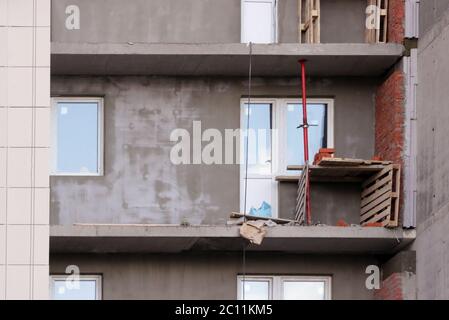 casseforme telescopiche a cremagliera, lastre monolitiche nella costruzione di un edificio a più piani. Foto Stock