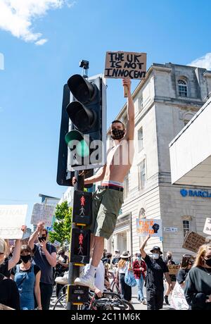 Brighton UK 13 giugno 2020 - migliaia di persone partecipano oggi al raduno di protesta contro il razzismo della Black Lives Matter attraverso Brighton . Ci sono state proteste in tutta America , Gran Bretagna e altri paesi dalla morte di George Floyd mentre è stato arrestato dalla polizia a Minneapolis il 25 maggio : Credit Simon Dack / Alamy Live News Foto Stock