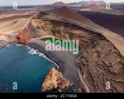 Cratere vulcanico con un lago verde vicino El Golfo, Lanzarote, Spagna. Vista aerea Foto Stock