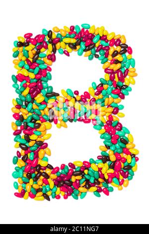 Lettera B dell'alfabeto inglese da cioccolatini rotondi multicolore su sfondo bianco isolato. Modello di cibo fatto da caramelle per bambini. Luminoso Foto Stock