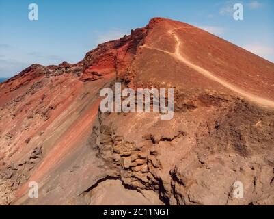 Cratere vulcanico con pendenza rossa vicino a la Santa, Lanzarote, Spagna. Vista aerea Foto Stock