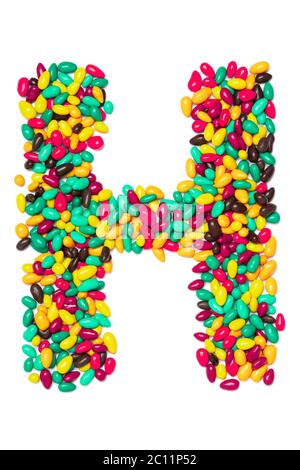 Lettera H dell'alfabeto inglese da cioccolatini rotondi multicolore su sfondo bianco isolato. Modello di cibo fatto da caramelle per bambini. Luminoso A. Foto Stock