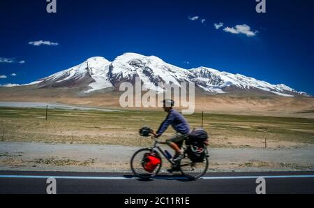 In bicicletta di fronte a Muztagh ATA Foto Stock