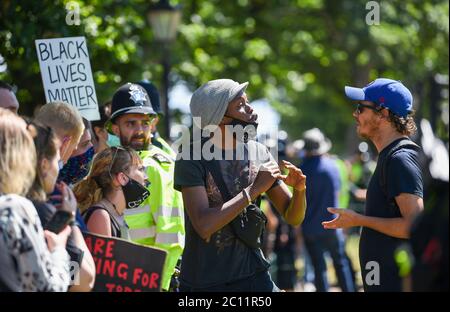 Brighton UK 13 giugno 2020 - UN protetore mette il suo punto di vista mentre migliaia prendono parte al raduno di protesta contro il razzismo Black Lives Matter attraverso Brighton Today . Ci sono state proteste in tutta America , Gran Bretagna e altri paesi dalla morte di George Floyd mentre è stato arrestato dalla polizia a Minneapolis il 25 maggio : Credit Simon Dack / Alamy Live News Foto Stock