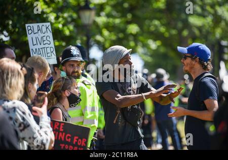 Brighton UK 13 giugno 2020 - UN protetore mette il suo punto di vista mentre migliaia prendono parte al raduno di protesta contro il razzismo Black Lives Matter attraverso Brighton Today . Ci sono state proteste in tutta America , Gran Bretagna e altri paesi dalla morte di George Floyd mentre è stato arrestato dalla polizia a Minneapolis il 25 maggio : Credit Simon Dack / Alamy Live News Foto Stock